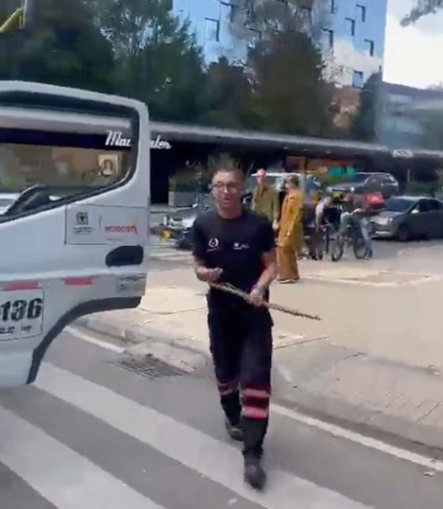 Conductor de camión de la SDM agrede a pareja con bebé en Parque de la 93