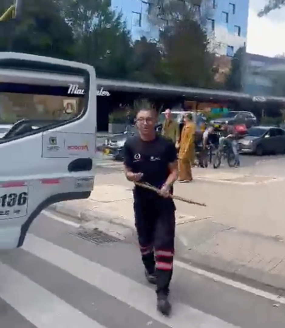 Conductor de camión de la SDM agrede a pareja con bebé en Parque de la 93