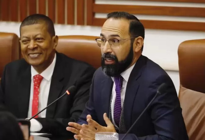 Choque de ministros de Petro por el precio del ACPM