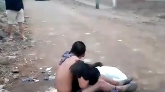 Desnudaron, bañaron y raparon a un hombre por robar gallinas