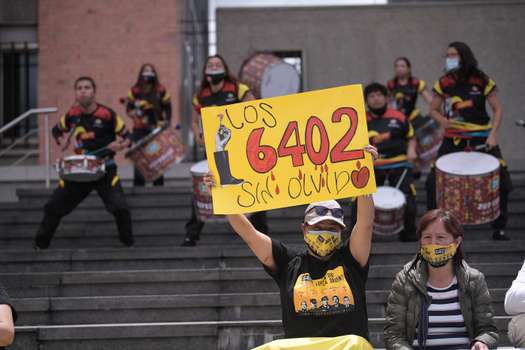 Ex funcionarios del Gobierno a Uribe responder por falsos positivo