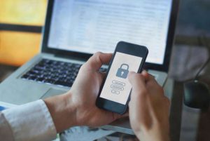 Los ciberataques y fraudes digitales son una problemática que está afectando a muchos colombianos. Los delincuentes utilizan sofisticadas técnicas para robar dinero de cuentas bancarias. Una de las modalidades detectadas recientemente consiste en un correo electrónico con el asunto "Cuenta bloqueada temporalmente". El mensaje está diseñado para generar alarma en el usuario y hacerlo ingresar rápidamente a su cuenta para verificar el estado. Sin embargo, el enlace contenido en el mail redirige a una página falsa idéntica al portal del banco. Allí los criminales obtienen los datos personales y claves de acceso para saquear el dinero de la víctima. Ante este tipo de fraudes, Bancolombia ha hecho un llamado a sus usuarios a estar alertas y no caer en la trampa. La entidad recomienda no abrir correos sospechosos y, en caso de recibir alguno similar al reportado, contactar al banco y a las autoridades para denunciar el intento de fraude. Los expertos señalan que los ciberdelincuentes están utilizando técnicas cada vez más sofisticadas, aprovechándose del desconocimiento y los temores de sus víctimas. Por esto, es clave informarse sobre las modalidades de robo y no proporcionar datos confidenciales a menos que se esté 100% seguro del origen. La educación y prevención son las mejores armas contra este tipo de fraudes que buscan obtener acceso a cuentas bancarias para robar el dinero con engaños. Los bancos por su parte deben redoblar sus sistemas de seguridad para proteger a sus clientes de los ataques cibernéticos.