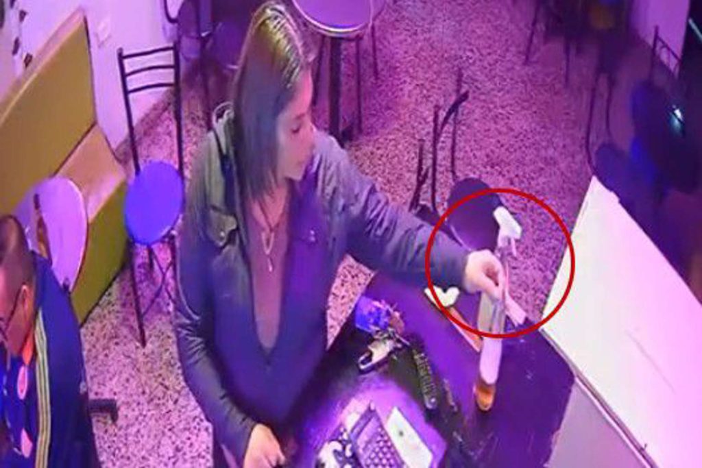 Captan a mujer drogando a hombre en bar de Bogotá para robarle en su casa
