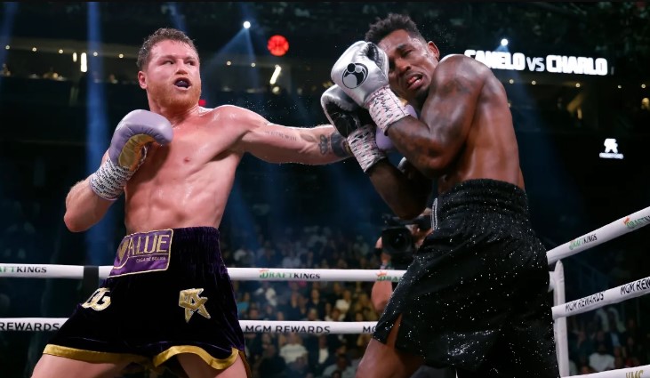 Canelo Álvarez retiene títulos supermedio con decisión unánime ante estadounidense Charlo