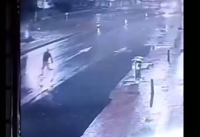 Autoridades buscan a taxista que arrolló a ciclista y no le prestó ayuda