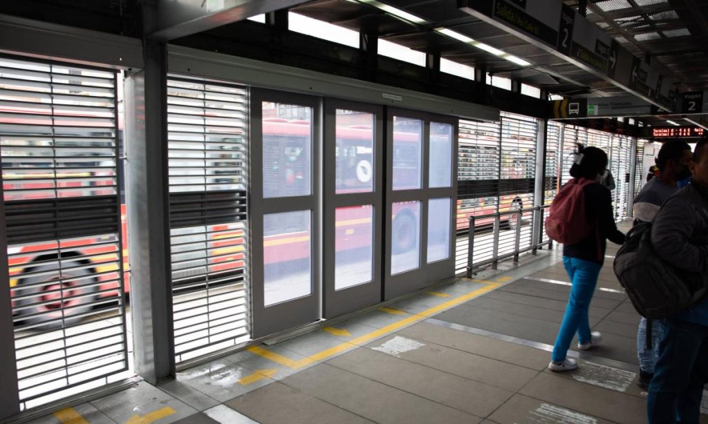 Graban a mujer burlando puertas anticolados de TransMilenio en Bogotá