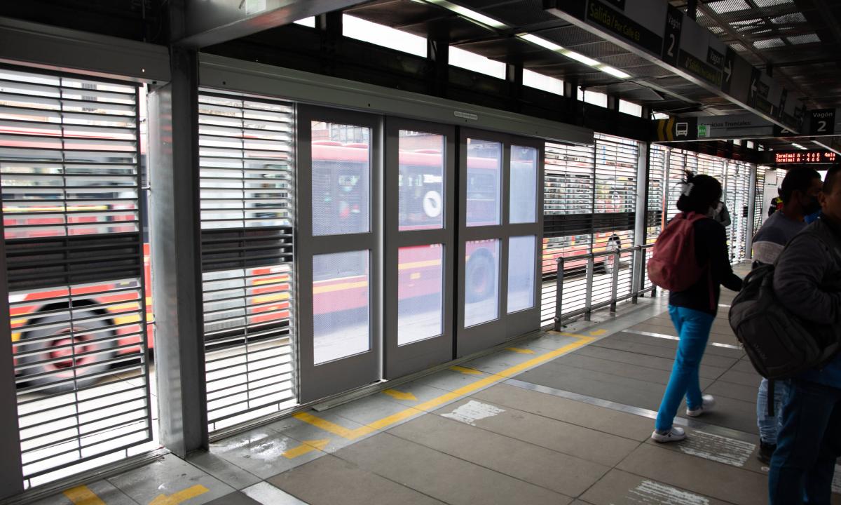 Graban a mujer burlando puertas anticolados de TransMilenio en Bogotá