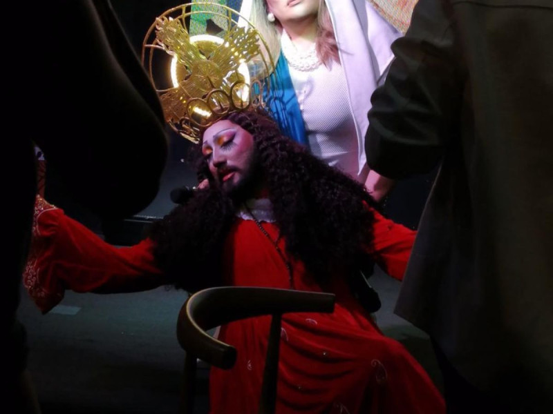 Drag queen filipina se enfrenta a 12 años de cárcel por imitar a Jesucristo