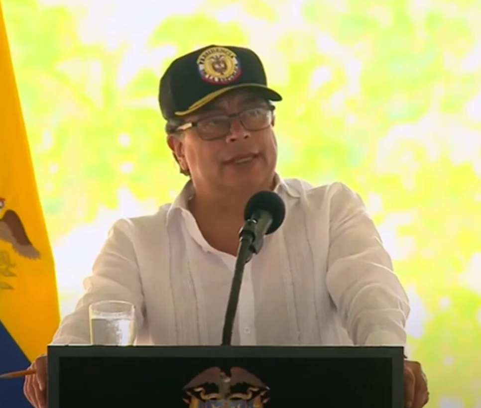 Financial Times critica "paz total" de Petro y enciende polémica en redes sociales