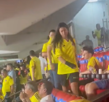 Hija menor del presidente debió abandonar estadio de Barranquilla por abucheos contra su padre