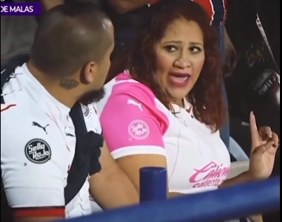 Discusión de pareja acaparó la atención durante partido de fútbol en México