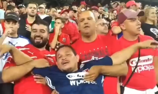 Hinchas del Medellín imitan a papá de Luis Díaz en pleno partido frente a Nacional
