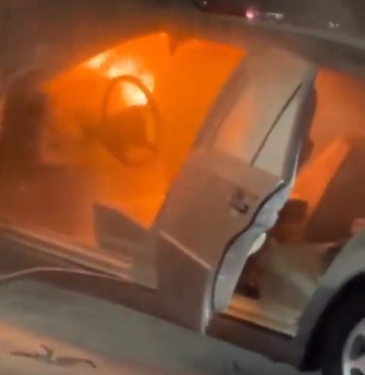 Jóvenes venezolanos salvan a un anciano atrapado en un auto en llamas