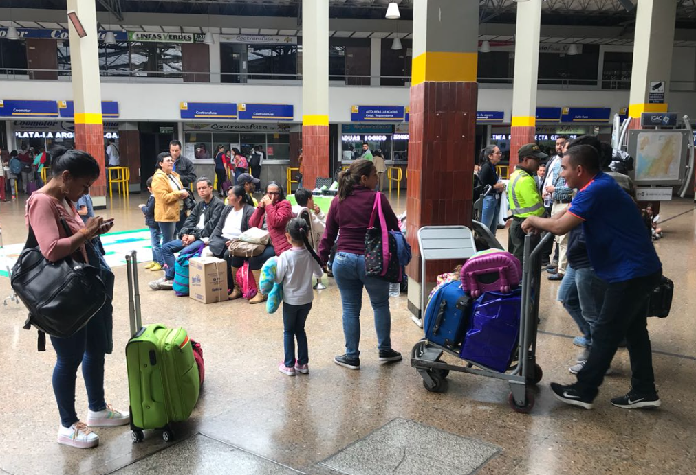 Desplazados de Chocó enfrentan condiciones extremas en terminal de Bogotá tras paro armado del ELN