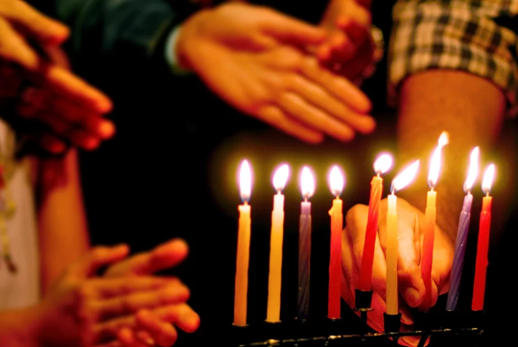 ¿De qué va el "día de velitas"? Tradición que ilumina la Navidad en Colombia y el mundo