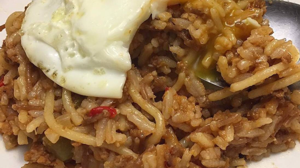 Expertos advierten riesgos de comer arroz y pasta recalentado