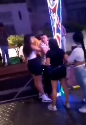 Bochornoso momento: en medio de un paseo navideño mujer descubrió a su marido con la amante