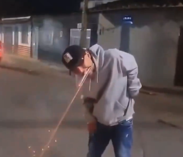 Autoridades de Antioquia buscan a joven que lanzó volador con la boca