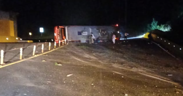 Dos muertos y 10 heridos en accidente de tránsito en vía La Línea