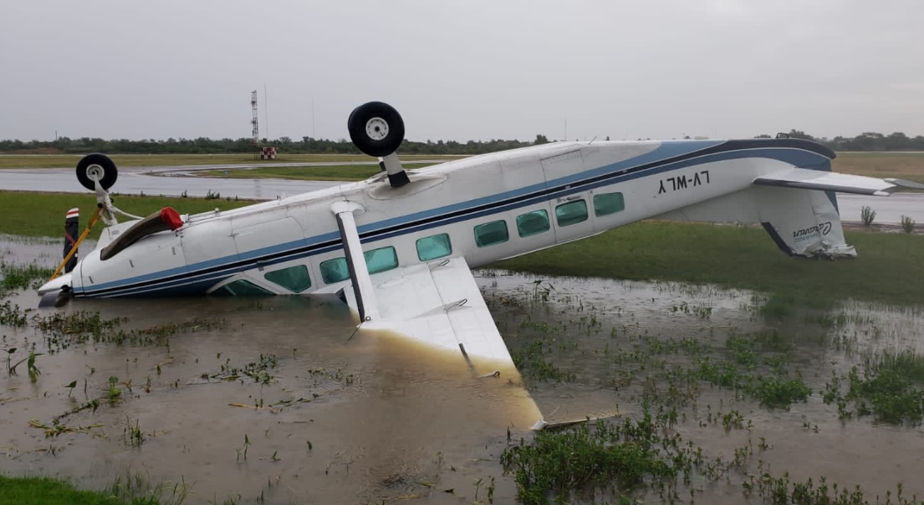 Fuerte temporal en Argentina provocó volcamiento de avionetas y daños en aeropuertos