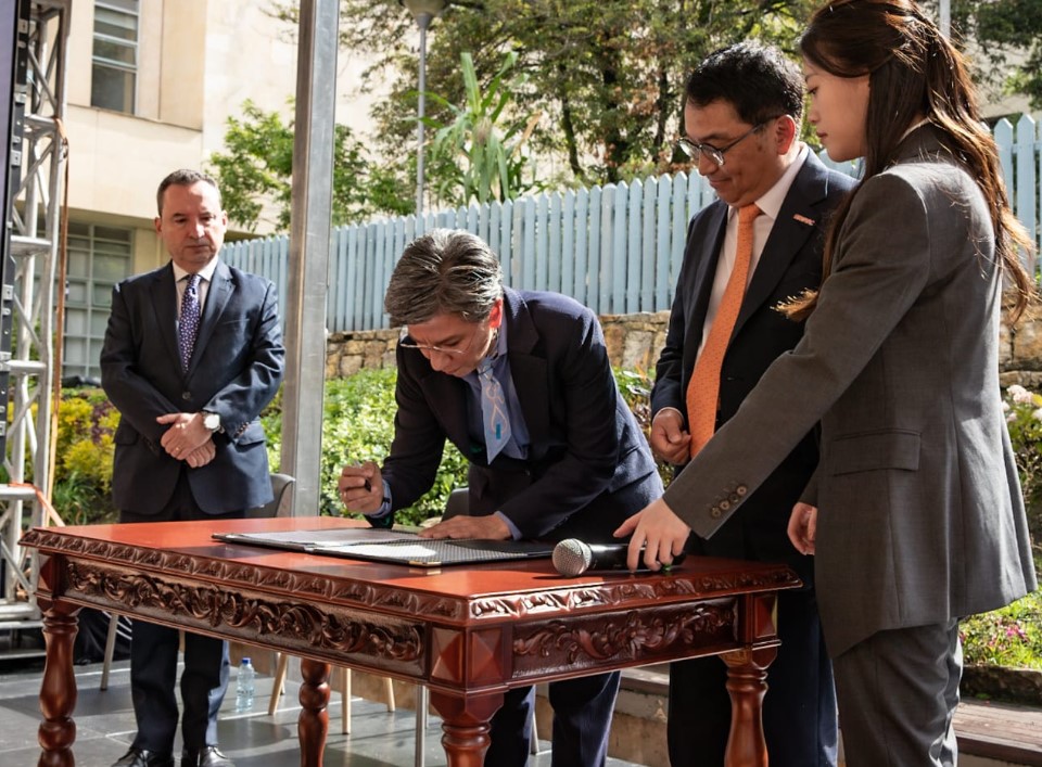 Sinovac y la Alcaldía de Bogotá firman acuerdo histórico para producir vacunas en Colombia