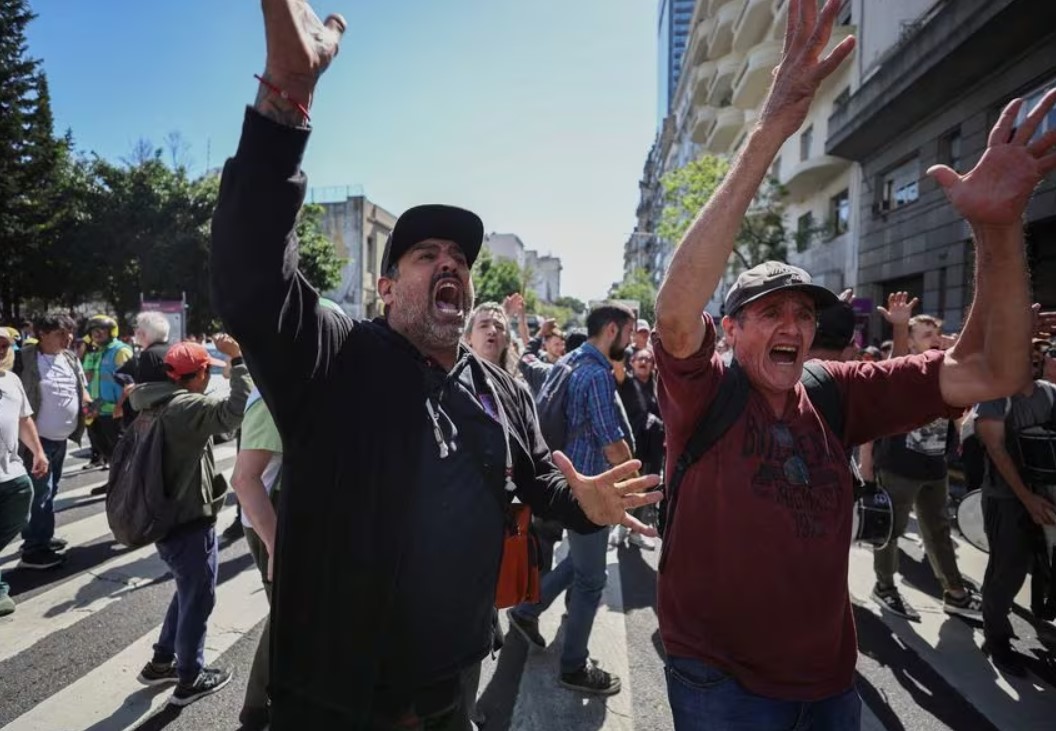Medidas drásticas del gobierno Milei: cobro de operativos y retiro de planes sociales para manifestantes