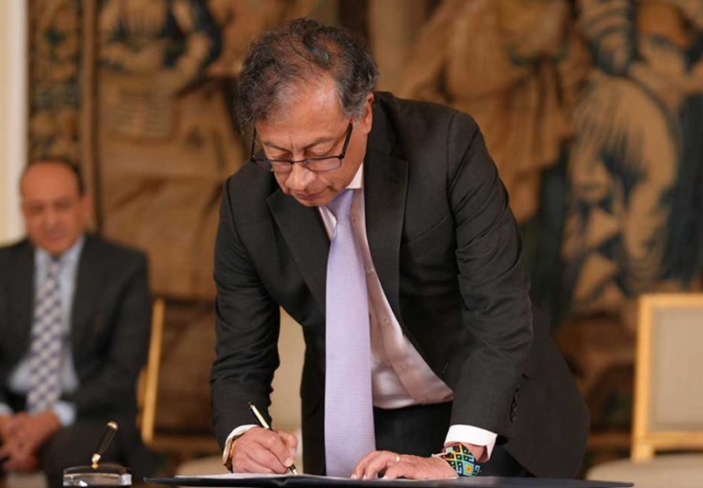 Presidente Gustavo Petro firma decreto que garantiza gratuidad en proceso de incorporación a Fuerzas Militares y Policía Nacional