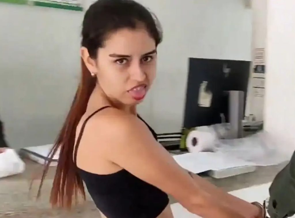 La burla de una joven cuando fue capturada por posesión de drogas en Santander