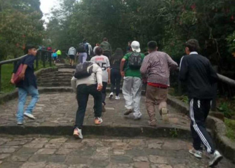 Por aire y tierra buscan a jóvenes extraviados en cerro Monserrate