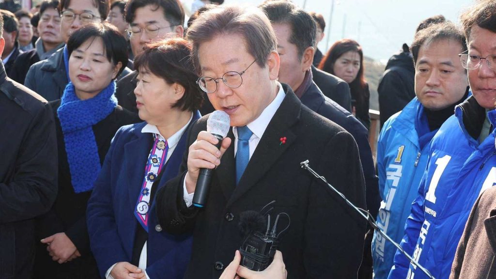 Líder político Lee Jae-myung en su visita a Busan. Foto: REUTERS