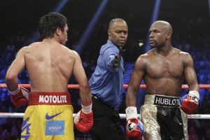 Pacquiao y Mayweather en su pelea de 2015. Foto: AP