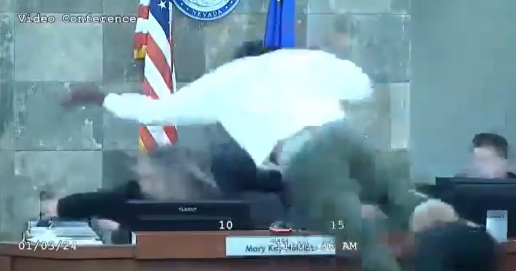 Momento en el Redden se abalanza sobre la jueza.