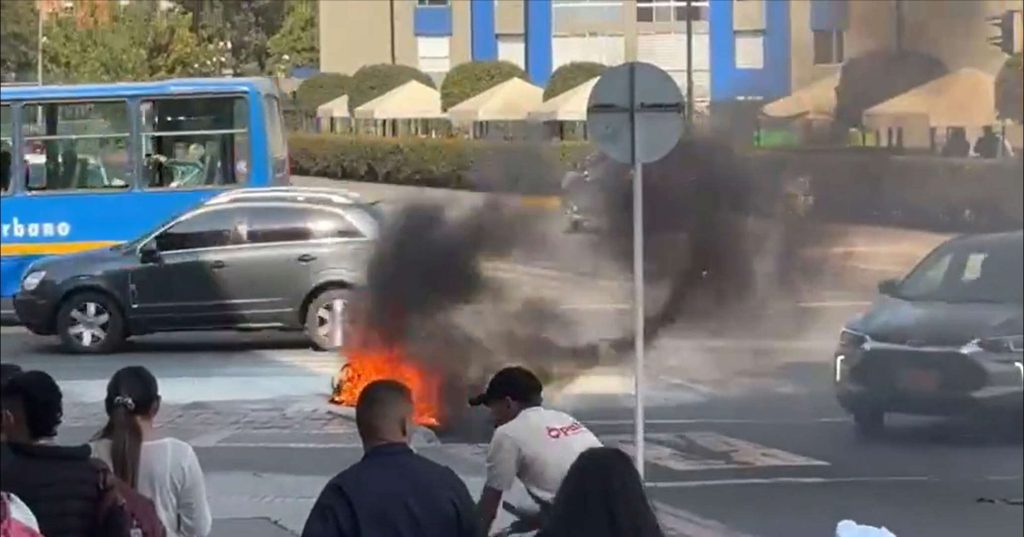 Motocicleta incendiada por los vecinos Foto: Semana