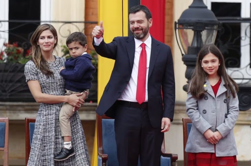 Carlos Fernando Galán juró como alcalde de Bogotá y llamó a hacer gobierno de calle