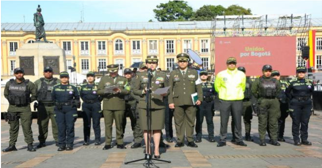 Brigadier General Sandra Patricia Hernández Garzón, subdirectora encargada de la Policía Nacional, entregando el informe de festividades de fin de año. Foto: Policía Nacional
