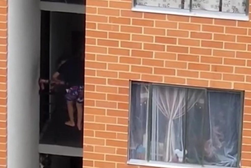 Niños ponen en riesgo sus vidas al trepar por balcones en residencias de Ibagué