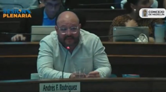 Concejal de Medellín genera polémica por pedir modernización de flota vehicular y sede del Concejo