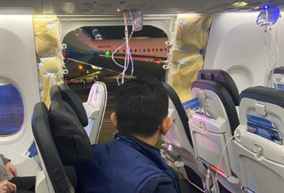 Avión perdió puerta de emergencia en plena fase de ascenso