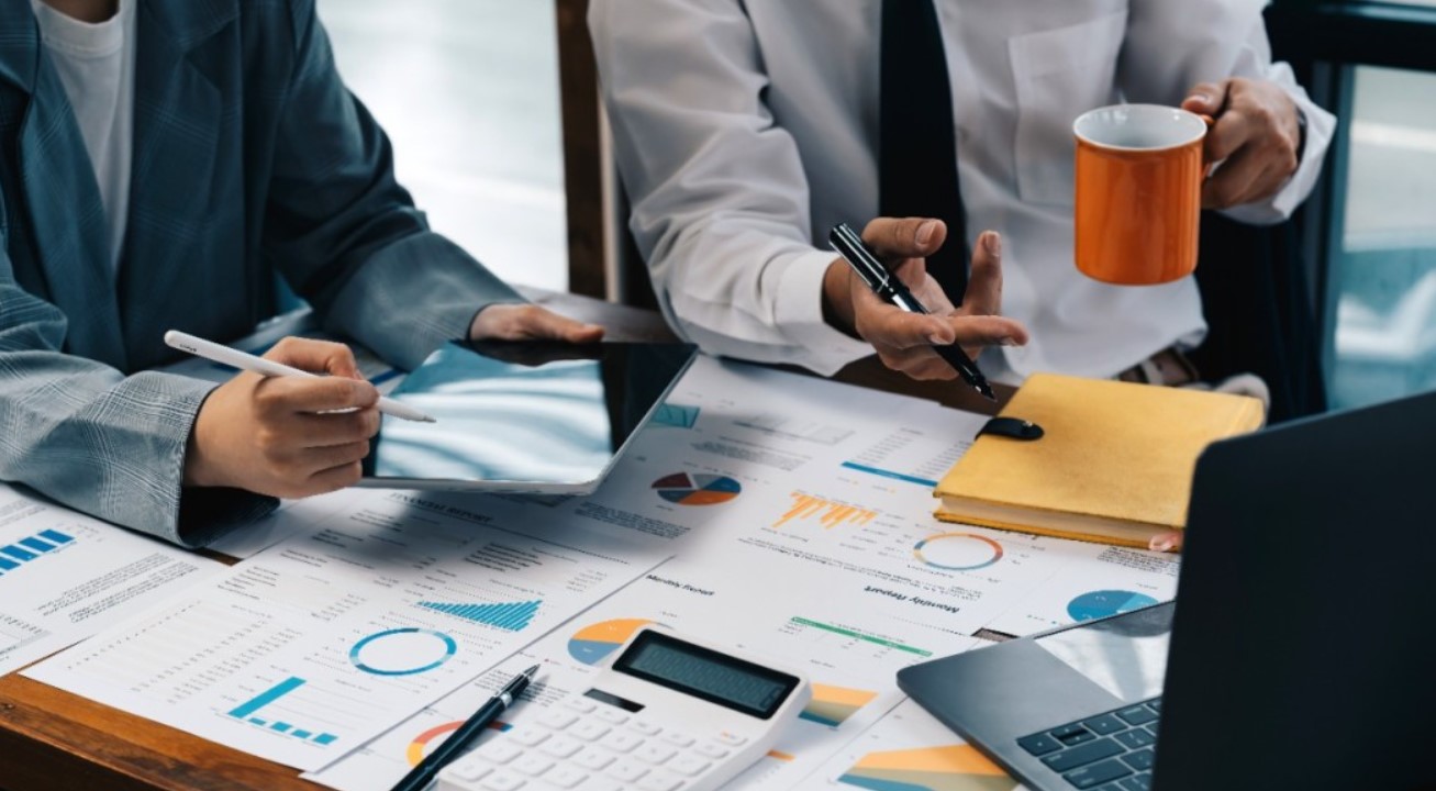 ¿Cuál es el criterio de ajuste salarial a quienes ganan más del mínimo?