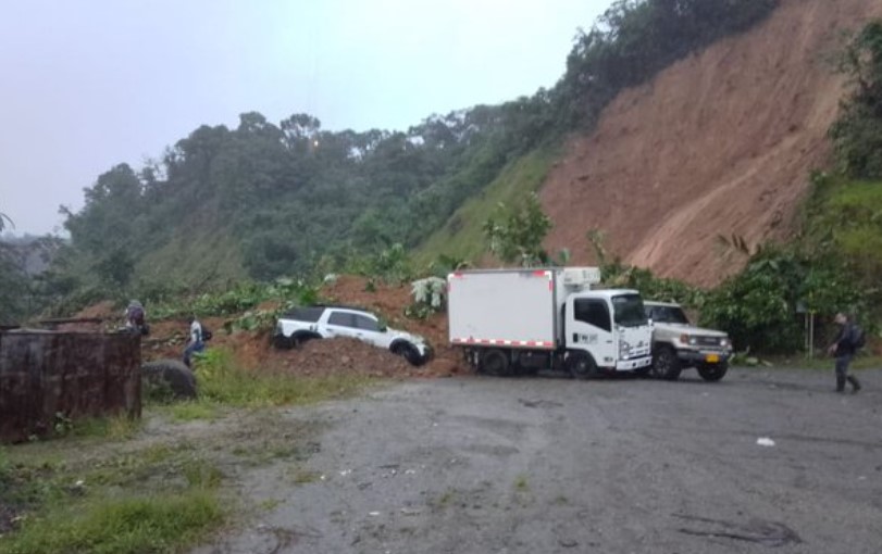 Tres derrumbes provocan tragedia en la vía Quibdó - Medellín