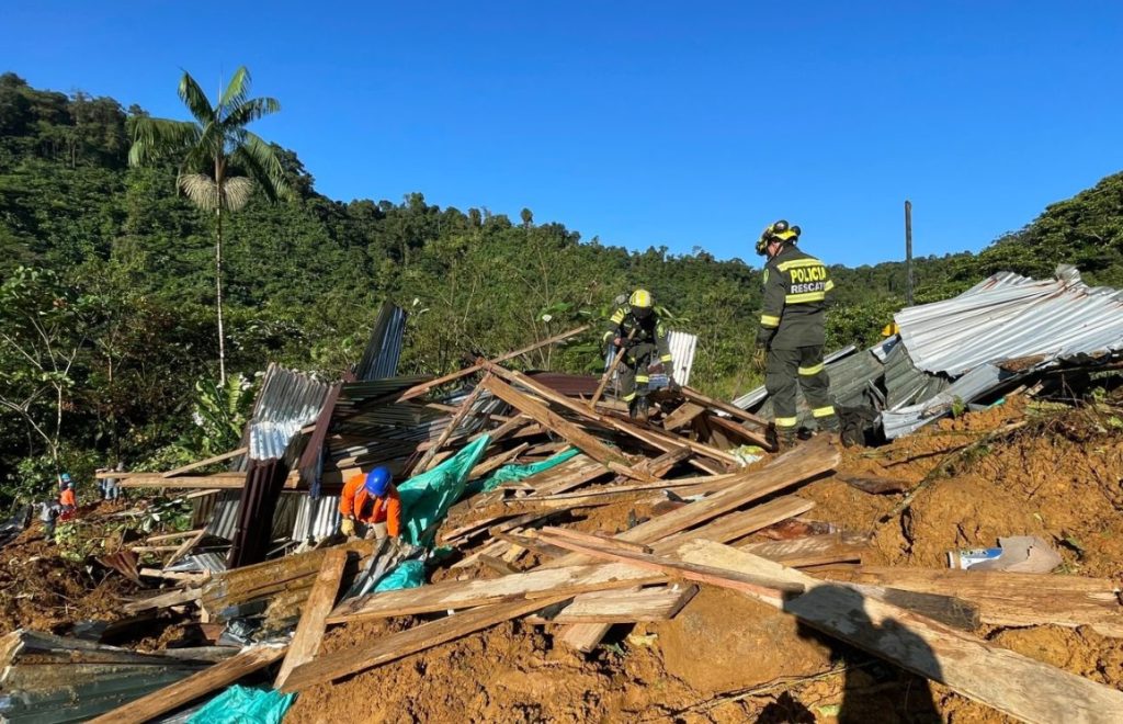 Tragedia en la Vía Quibdó-Medellín: Van 36 víctimas fatales y búsqueda de desaparecidos no cesa