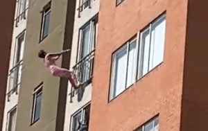 Mujer murió al lanzarse desde el balcón de un edificio en Bogotá