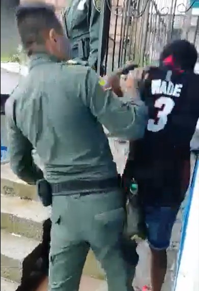 ¿Abuso de autoridad? policía abofeteó a un joven en medio de una requisa
