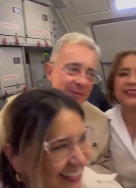 Avianca abrirá expediente a piloto que saludó al expresidente Uribe tras un vuelo
