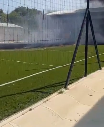 Por deuda, celador de una escuela prendió fuego a la cancha sintética de la institución