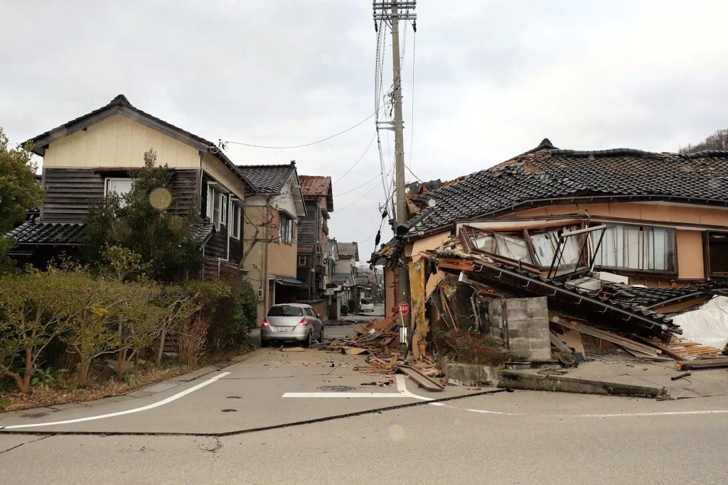 Daños en estructuras en la ciudad de Wajima. Foto AFP