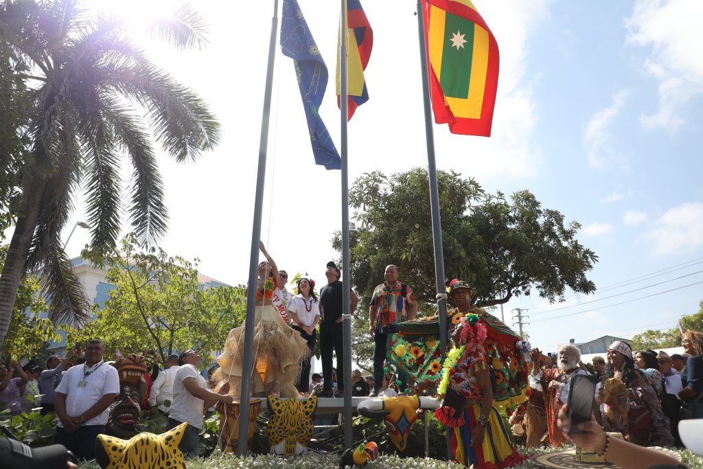 Tradicional izada de bandera en la Intendencia Fluvial de Barranquilla Foto: x.com/AlejandroChar