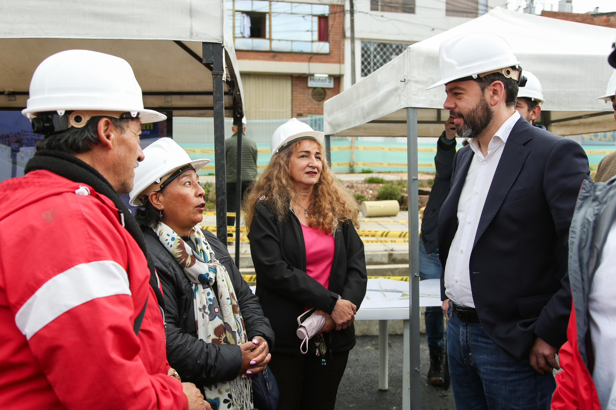 El alcalde mayor de Bogotá, Carlos Galán, visitando la Avenida Guayacanes. Foto: x.com/CarlosFGalan