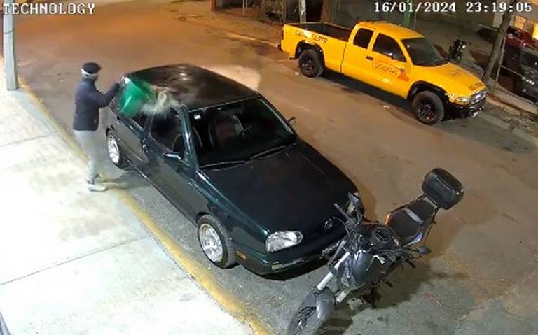 Momento en que rocía combustible sobre el automóvil Foto: la-prensa.com.mx