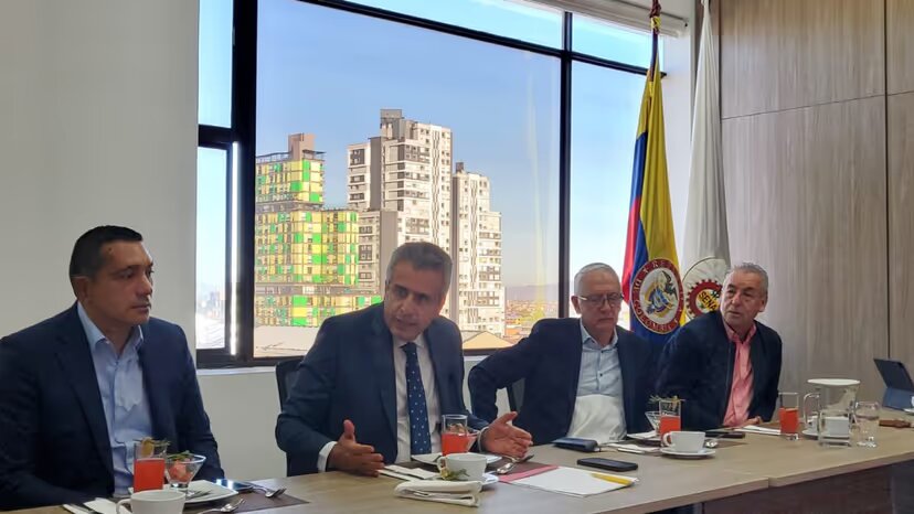 El ministro del Interior, Luis Fernando Velasco, el ministro de Salud, Guillermo Alfonso Jaramillo, y el director del Sena, Jorge Eduardo Londoño. FOTO: Ministerio del Interior